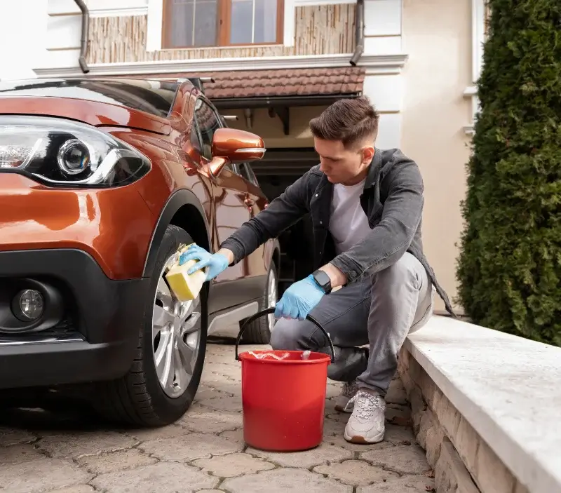 Lavage auto à domicile Cérans-Foulletourte : professionnel intervenant sur un véhicule